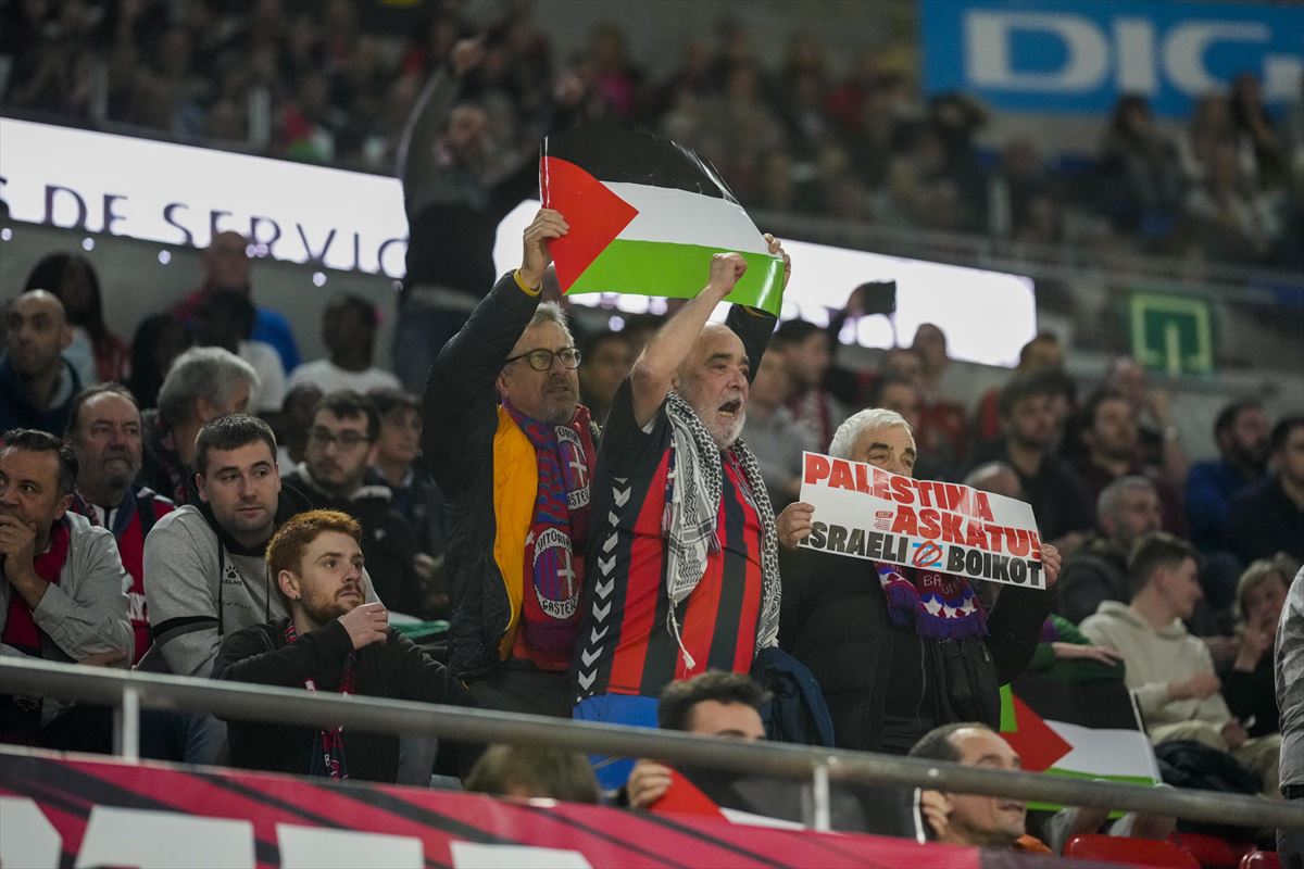 La grada baskonista apoyando a Palestina en un partido anterior contra el Maccabi. 
