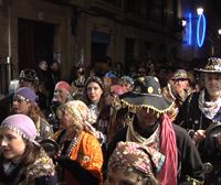 Los caldereros y las caldereras anuncian los carnavales de San Sebastián a ritmo de sus sartenes y martillos