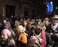 Los caldereros y las caldereras anuncian los carnavales de San Sebastián a ritmo de sus sartenes y martillos