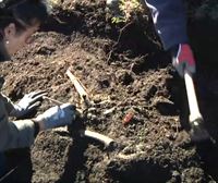 Exhuman los restos de un gudari de la Guerra Civil en el monte Saibigain, en Abadiño