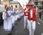 La Comparsa de Inude y Artzainak de Kresala ambienta las calles de Donostia-San Sebastián
