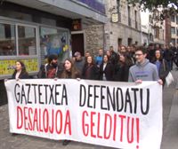 Ehunka lagunek manifestazioa egin dute Zestoako Gaztetxearen alde eta irtenaraztearen aurka