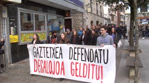 Ehunka lagunek manifestazioa egin dute Zestoako Gaztetxearen alde eta irtenaraztearen aurka