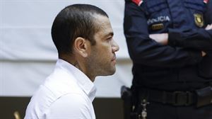 Condenan a 4 años y medio de prisión a Dani Alves por violar a una joven en Barcelona