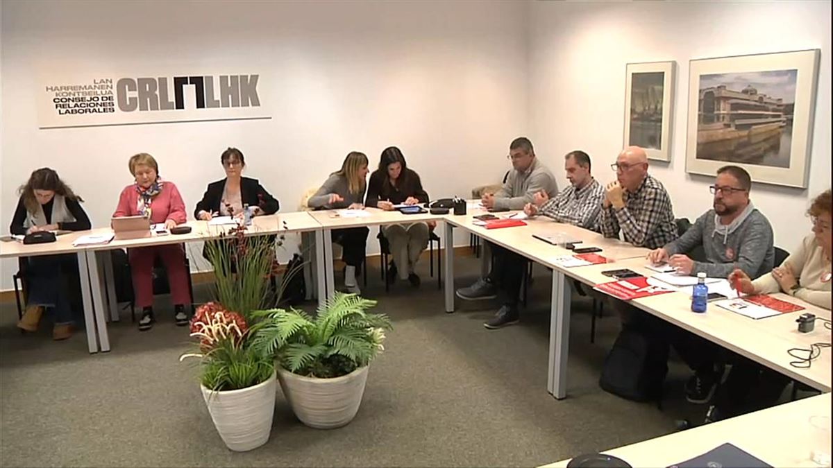 Reunión de este lunes en la sede del Consejo de Relaciones Laborales, en Bilbao. Imagen: EITB