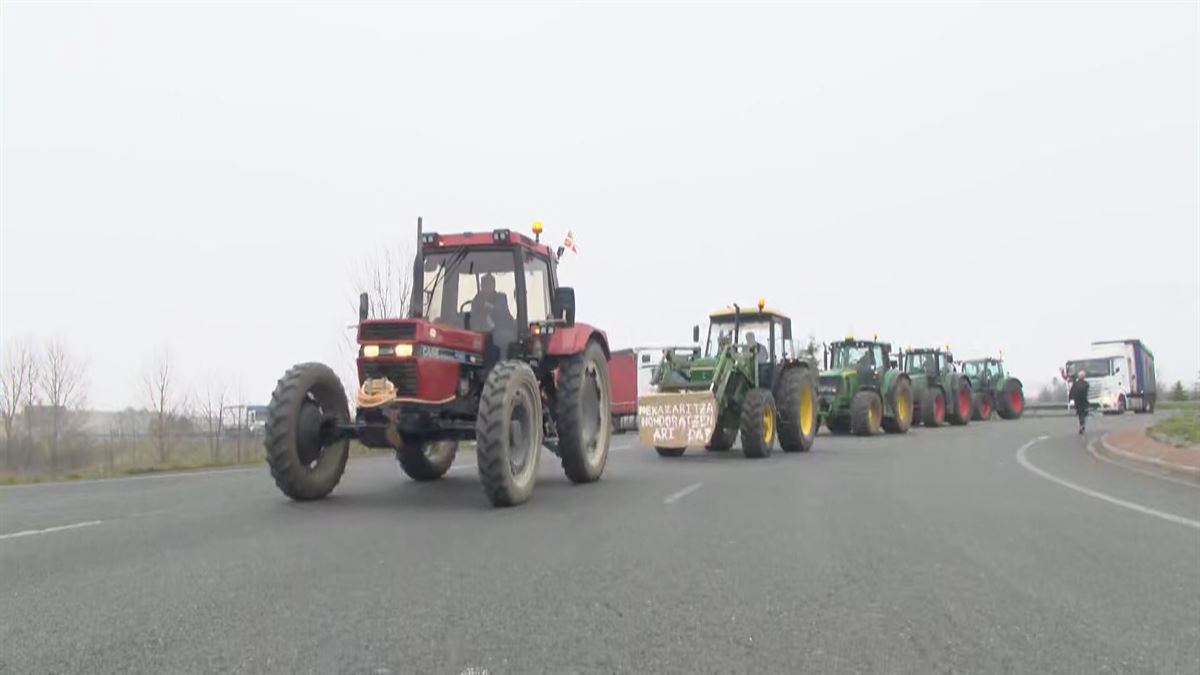 Cerca de 500 tractores salen como protesta a las carreteras alavesas