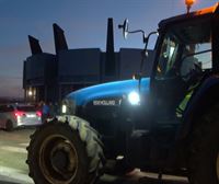 Cientos de tractores pernoctan en el Buesa Arena para salir este miércoles en caravana hasta el Gobierno Vasco