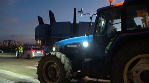 Cientos de tractores pernoctan en el Buesa Arena para salir este miércoles en caravana hasta el Gobierno Vasco