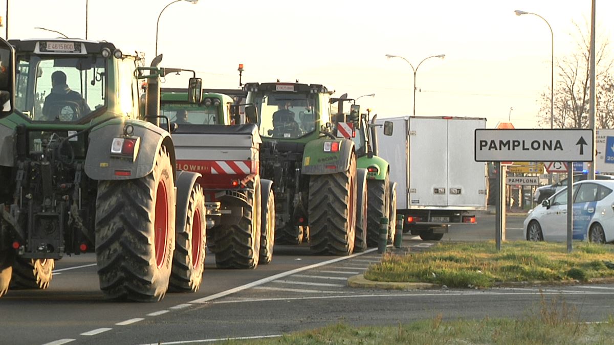 Tractores a la entrada de Pamplona. Captura de imagen de un vídeo de EITB Media.