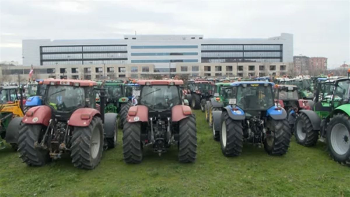 Centenares de tractores en Lakua, frente a la sede del Gobierno Vasco. 