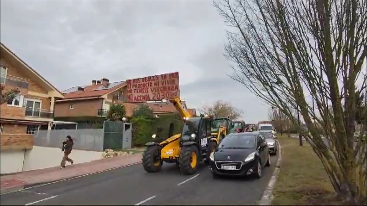 Nekazari talde batek traktoreekin protesta egin du Maria Chivite Nafarroako presidentearen etxe atarian