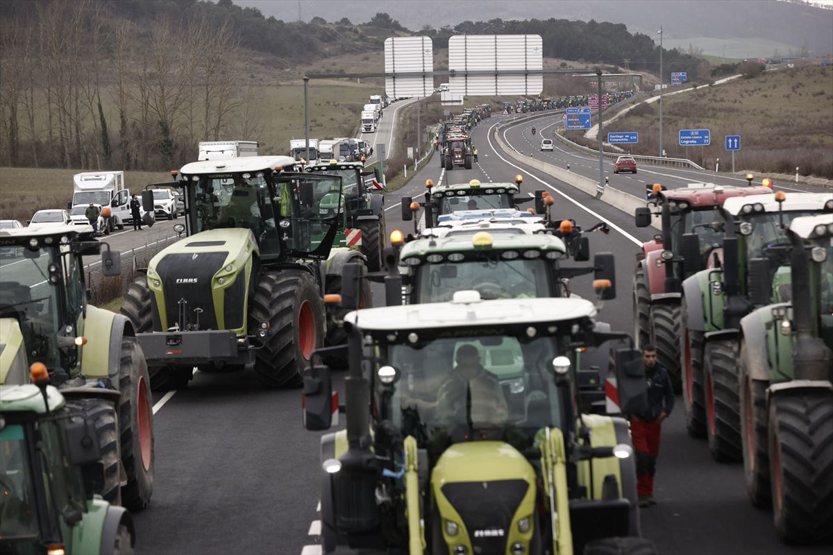 Cientos de agricultores tomaron las carreteras con sus tractores aquel 8 de febrero