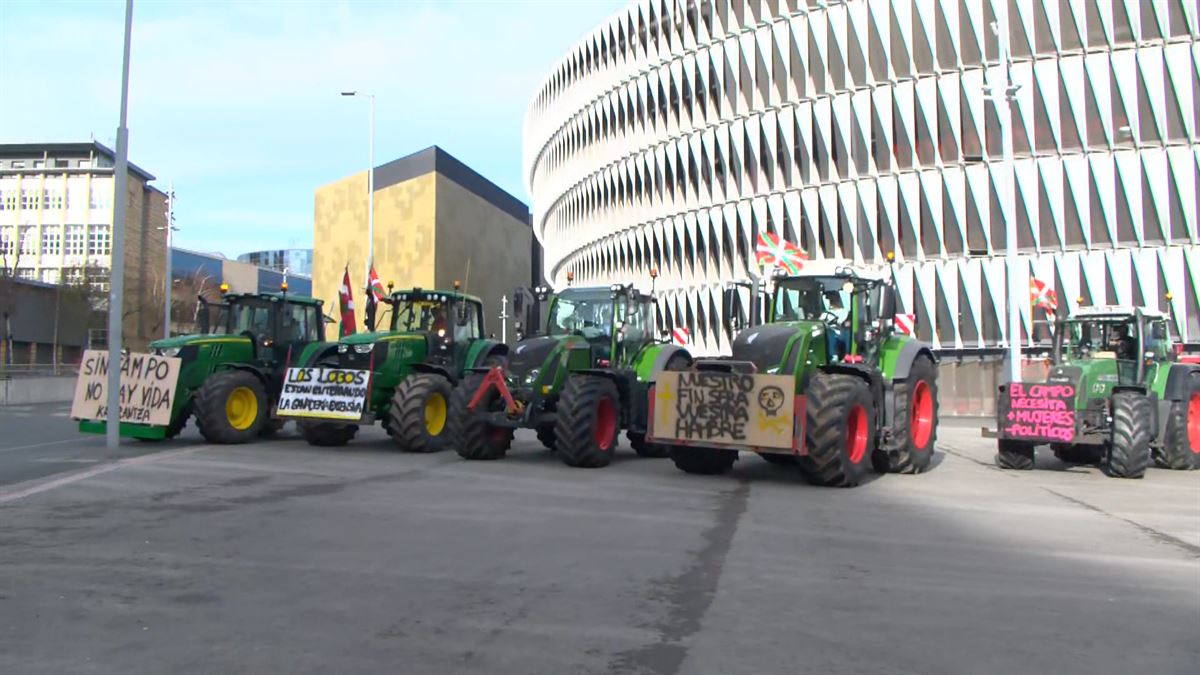 Bizkaiko nekazariek dozenaka traktore eraman dituzte Bilbora sektorearen egoera salatzeko