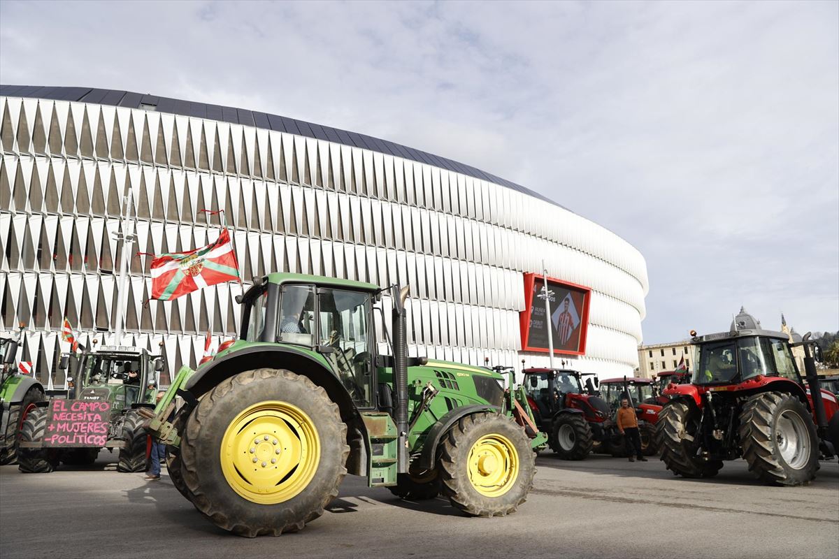Varios tractores en la explanada de San Mamés, en Bilbao. 