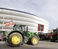 El agro vizcaíno lleva un centenar de tractores a Bilbao para denunciar la situación del sector