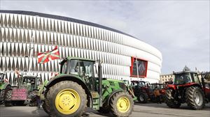 Nekazariek sektorearen egoera salatu dute Bilbon, hiriburura 100 bat traktore eramanda