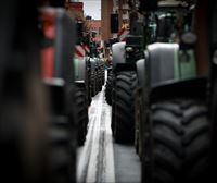 Centenares de tractores bloquean Bruselas durante la reunión de los ministros de Agricultura