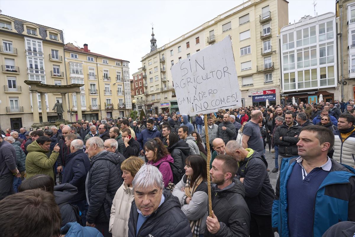 Protesta de los ganaderos y agricultores en Vitoria. Foto: EFE