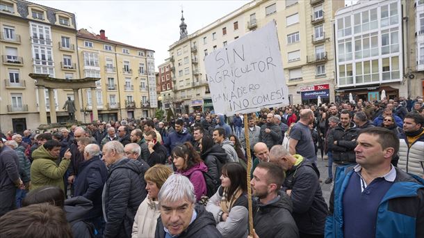 Protesta de los ganaderos y agricultores en Vitoria. Foto: EFE