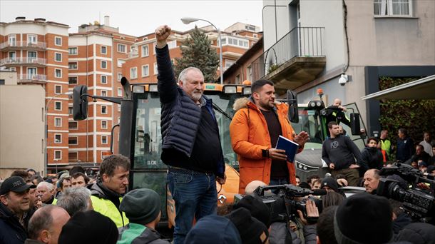 Agricultores exponen a sus compañeros y celebran el resultado del encuentro en Pamplona. Foto: EFE