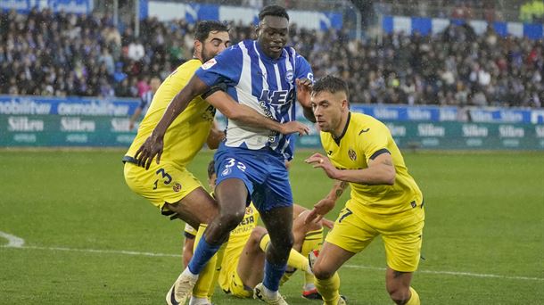 Samu Omorodion en pugna con la zaga deñl Villarreal. Foto: EFE