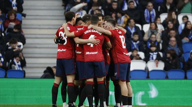Los jugadores de Osasuna celebran el gol de Budimir en el Reale Arena. FOTO: EFE