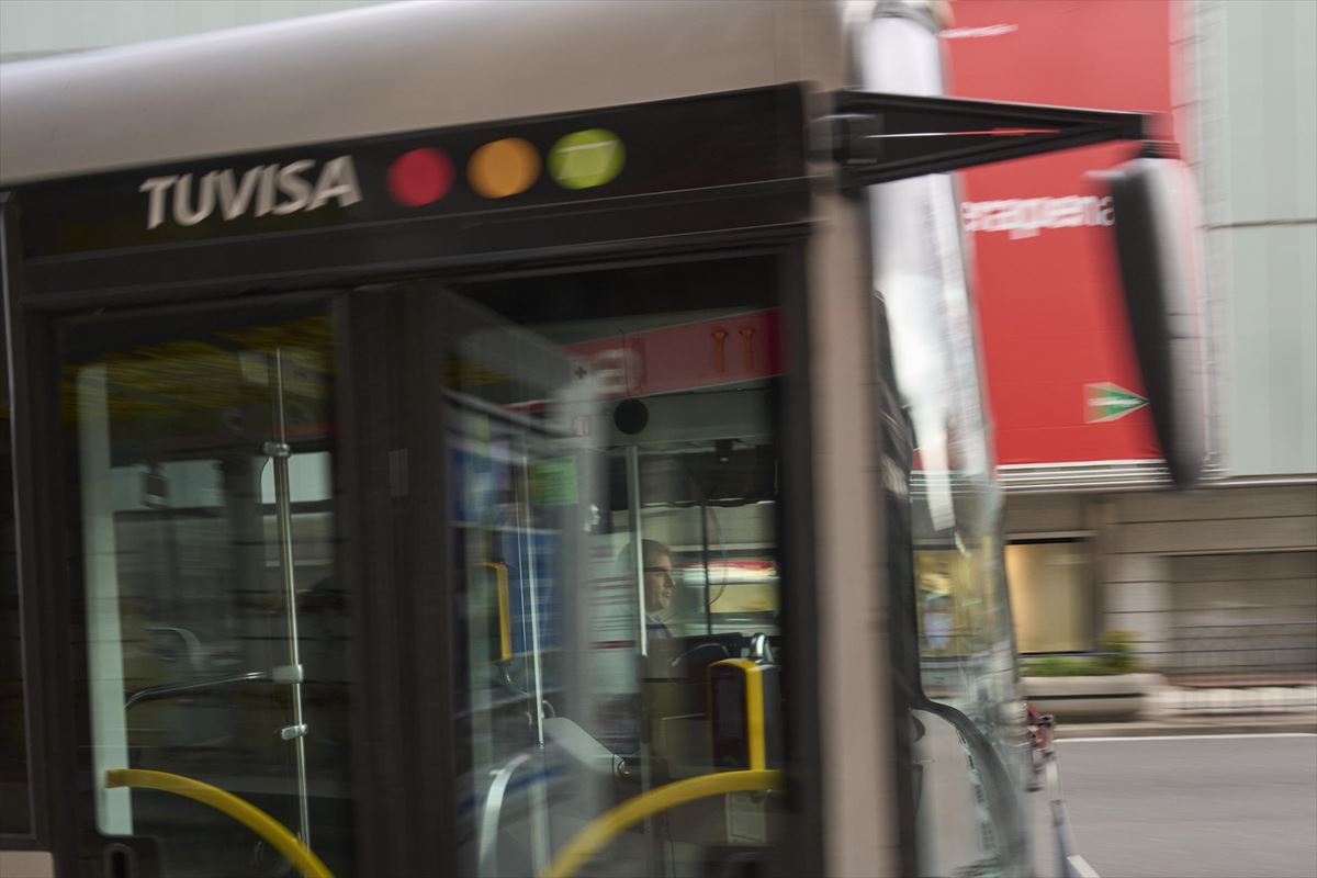 Un autobús de Tuvisa, en Vitoria. Foto: EFE