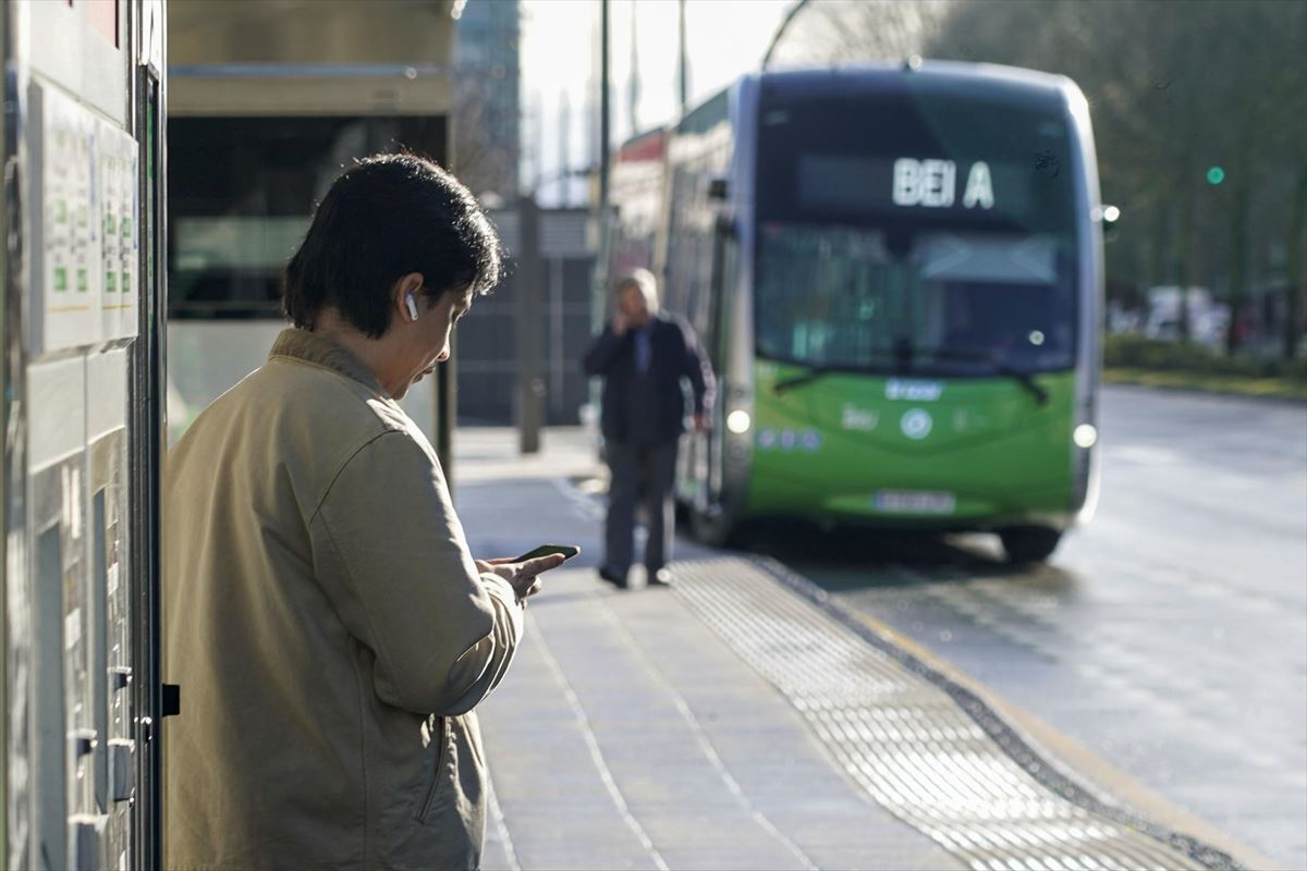 Pertsona bat autobusaren zain, Gasteizen. Argazkia: EFE