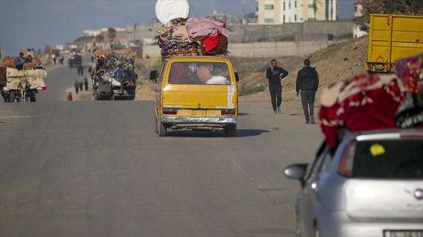 Palestinos huyendo de Rafah. EFE. 