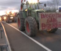 Retenciones en la N-1 a su paso por Andoain por una tractorada de los agricultores 
