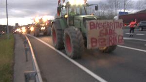 Auto-ilarrak N-1 errepidean, Andoaindik Donostiako noranzkoan, baserritarren protesta dela eta