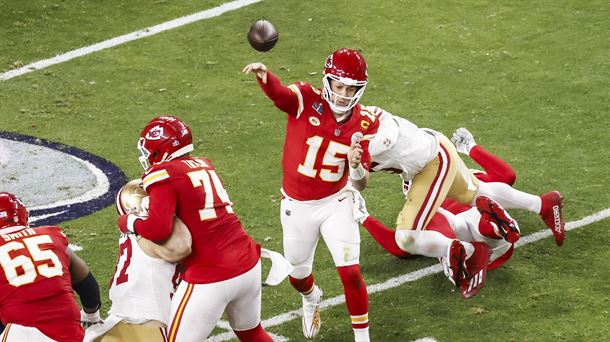 Patrick Mahones, en un acción de la final de la Super Bowl. Foto: EFE