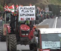 Gipuzkoako baserritarren traktoreak Donostiara heldu dira