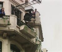 Se cumplen 25 años del rodaje del mítico salto de James Bond desde un edificio frente al Guggenheim de Bilbao