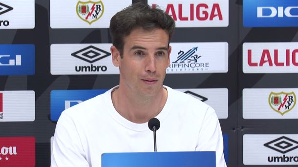 El navarro Íñigo Pérez atendiendo a los medios en su presentación con el Rayo Vallecano.