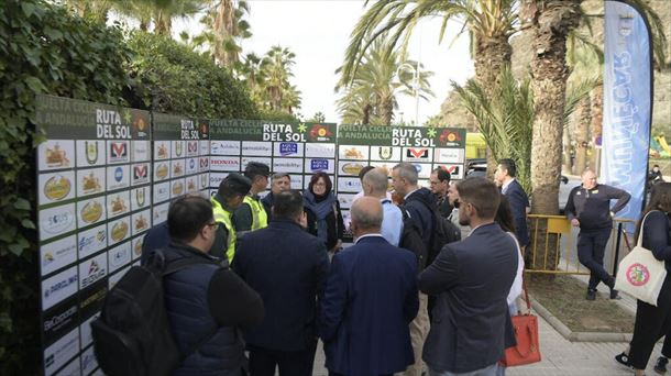 Organizadores de la Vuelta a Andalucía con varios guardias civiles. Foto: Vuelta a Andalucía