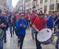 La txaranga del Baskonia y la afición han estado recorriendo las calles de Málaga