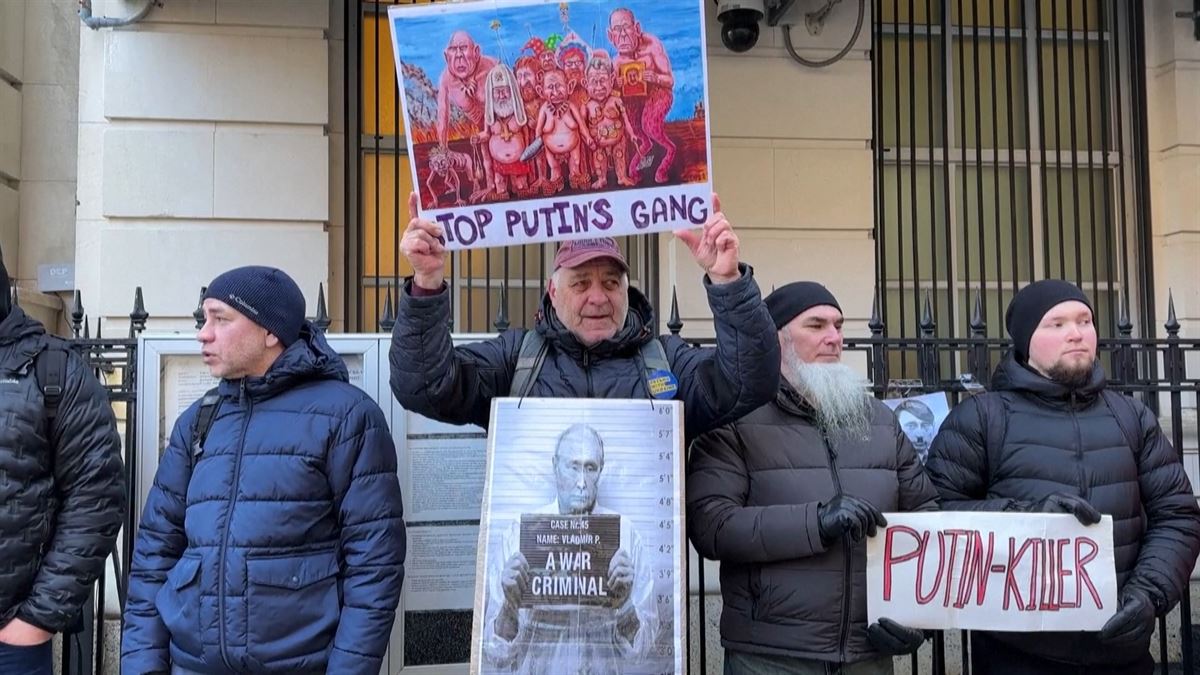 Culpan a Putin de la muerte de Navalni en varias protestas