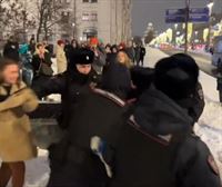 Varios detenidos al intentar rendir memoria a Alexéi Navalni en el Muro del Dolor en Moscú