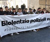 Una concentración muestra su apoyo al joven herido en una carga de la Ertzaintza en Tolosa