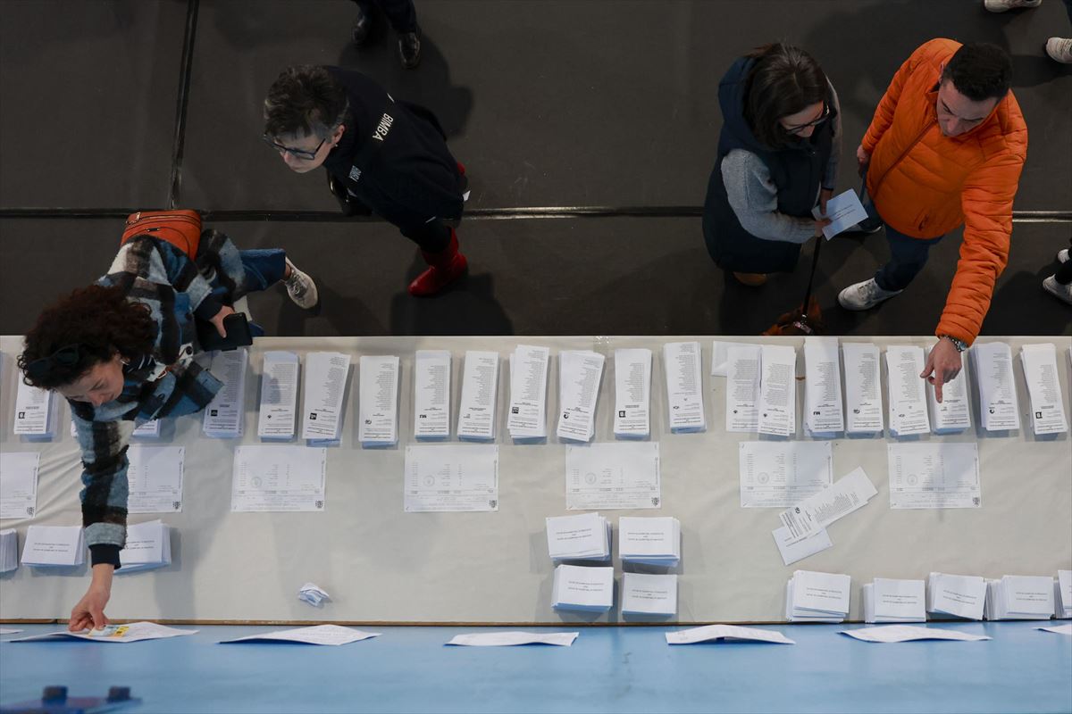 Votantes eligen su papeleta. Foto: EFE