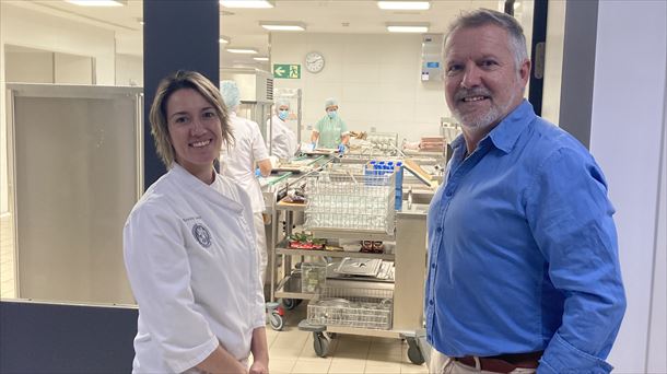  Aitor Buendía con Xandra Luque en la zona de cocinas de la Clínica Universidad de Navarra