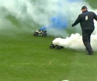 Interrumpen un partido de la Bundesliga con dos coches teledirigidos que llevaban bombas de humo