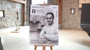 Eduardo Chillidaren jaiotzaren mendeurrena ospatzeko zigilua aurkeztu du Correosek