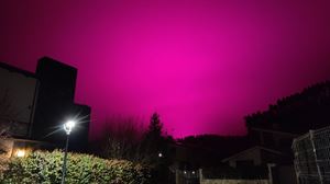 Esta misteriosa luz de color rosa en el cielo tiene que ver con los tomates. ¿Qué será?