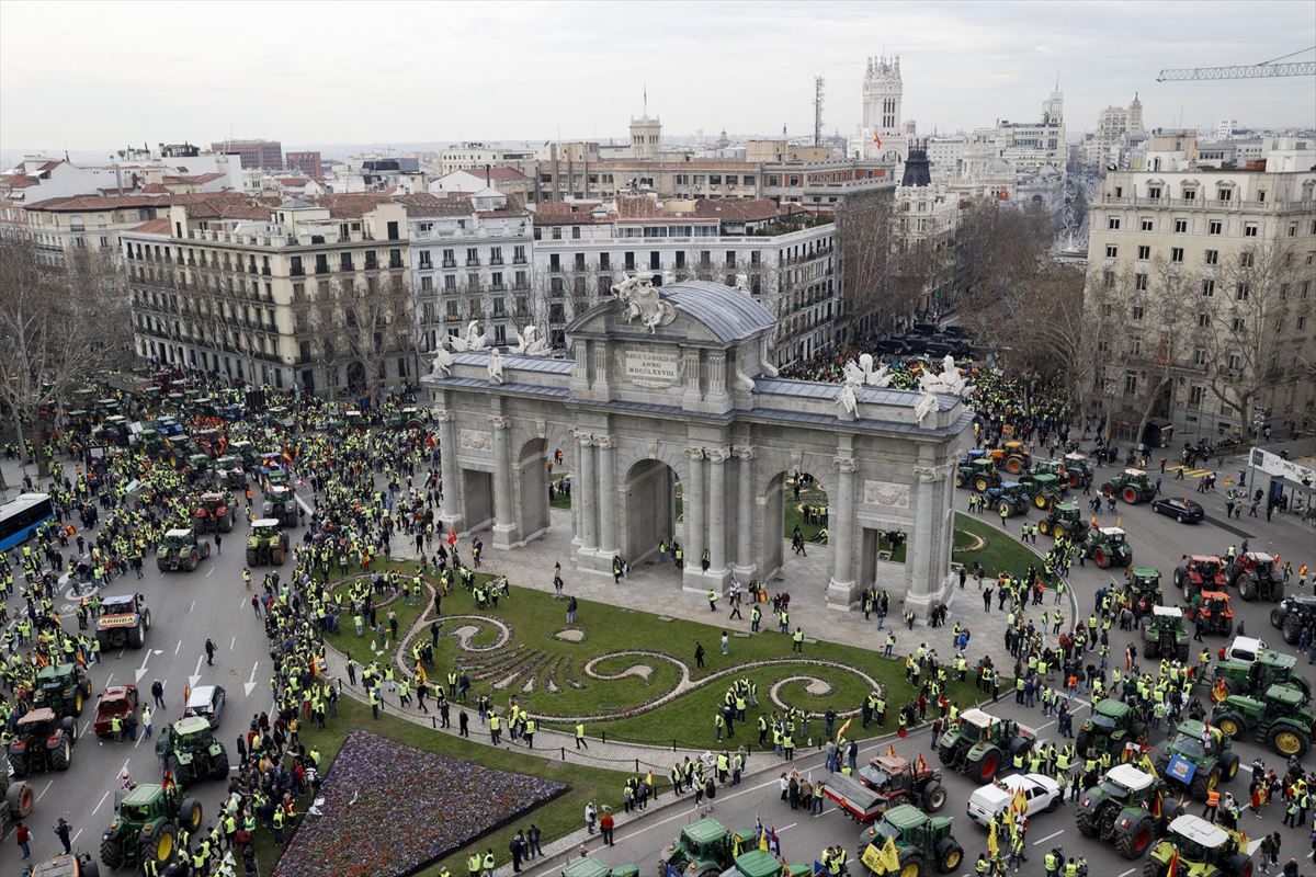 Tractores en la Puerta de Alcalá. Foto: EFE.