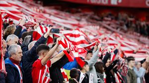 Aficionados del Athletic en San Mamés. Foto: Efe.