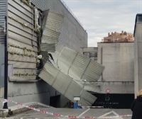 El fuerte viento arranca parte de la fachada de un establecimiento del Megapark de Barakaldo