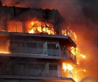 Un devastador incendio devora dos edificios de viviendas en Valencia