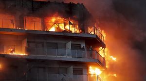 El incendio de dos bloques de viviendas en Valencia deja al menos cuatro muertos y 14 personas desaparecidas